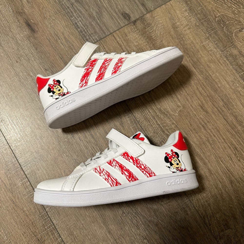 Little kids size 1 adidas Disney Minnie Mouse sneakers. Brand new